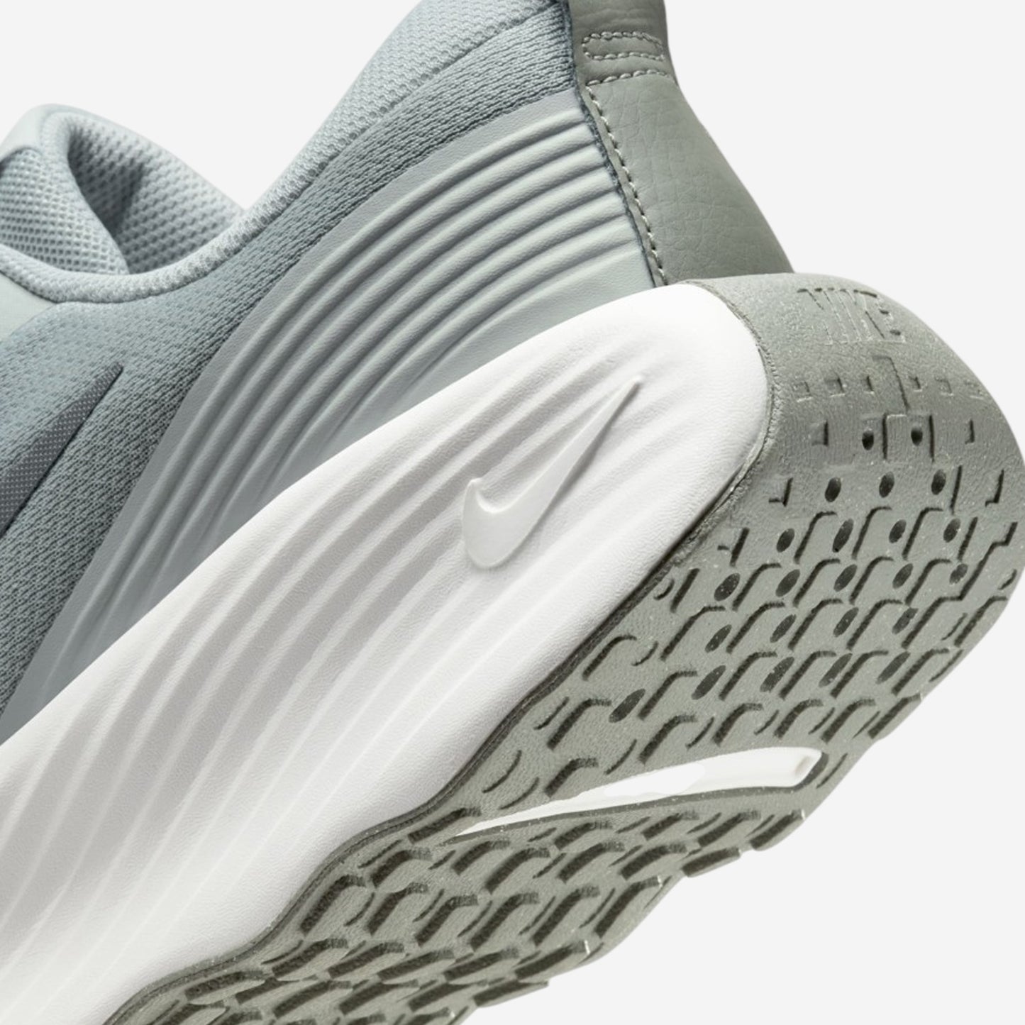 NIKE PROMINA